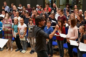 Heißer Sommer zeigt zweifach Wirkung - Noch bis kurz vor der morgigen Aufführung hat Domkantor Albrecht Koch mit den Freiberger Chören von Dom und Geschwister-Scholl-Gymnasium an der Kindermesse von Jonh Rutter geprobt. 