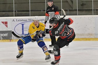 Heißer Tanz in doppelter Auflage: Wölfe wollen Abstand zu Luchsen wahren - Gegen Weißwasser steuerte Schönheides Florian Richter (r.) zwei Tore zum 15:0-Kantersieg bei. Weit schwerer dürften die zwei Aufgaben am kommenden Wochenende für die Wölfe ausfallen.