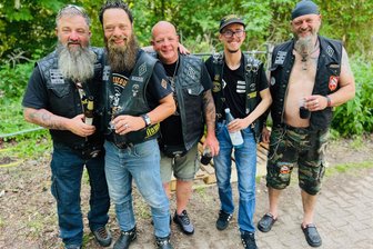 Heißes Bikertreffen in Wolkenburg bringt Nationen zusammen - Fünf von 22 Bikern aus Österreich, die am Wochenende an der Mulde waren.