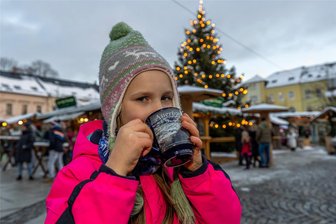 Heißes und Flüssiges auf dem Auerbacher Weihnachtsmarkt: Glühwein, Tee und Co. im Test - An einem warmen Kakao erwärmt sich Tessa Lorentz (6). Den mag die Tochter besonders gern, verrät ihre Mutter. Für Erwachsene gibt es in Auerbach den Kakao mit Rum, Glühwein und solchen mit „Schuss“: Etwa als „Heiße Lawine“ mit Becherovka oder Amaretto. Auch Whisky und Feuerzangenbowle, warmer Hugo und Caipi sind am Start.