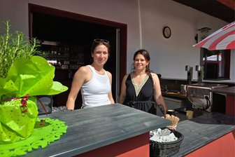 Heißes und Kaltes im Freibad Neuhausen: Neues Imbiss-Team betreut die Gäste - Artemida Hofmann (rechts) und Susanne Prezewowsky haben den Imbiss im Neuhausener Freibad übernommen.