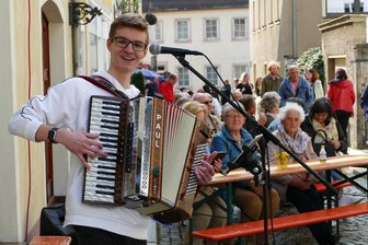 Heißgetränke sollen beim 9. Zschopauer Frühling helfen - Auf der Körnerstraße ist es bereits zur Tradition geworden, dass Dr Paul für Stimmung sorgt.