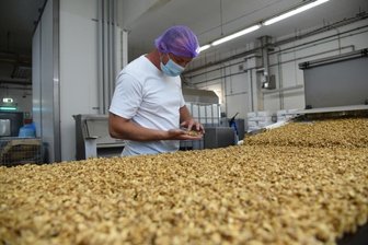 Heißhunger auf Knackiges: Adorf baut Crunchy-Strecke auf - Kontrolle ist Pflicht: Bevor Crunchy weiterverarbeitet wird, werden die Bestandteile überprüft. 