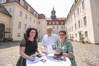 Heißluftballon über Schloss Lichtenwalde: Was der Förderverein nachts im Schlosshof vorhat - Sie wollen den Schlosshof von Lichtenwalde beleben: Antje Siegel, Franz Demmler und Heike Opitz vom Schlossförderverein.