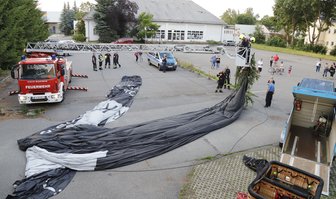 Heißluftballon wird in Baum getrieben -