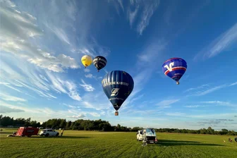 Heißluftballone über Zwickau sorgen für Aufsehen: Was steckt dahinter? - Bunte Heißluftballons waren über Zwickau zu sehen. Es könnte diese Woche nicht das letzte Mal gewesen sein.