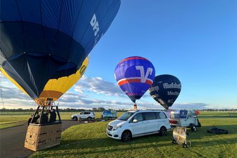 Heißluftballone über Zwickau: Wer die Piloten sind – und wohin der Wind sie trägt - Ballonfahren ist Teamsport, das wird beim Ballonjugendlager auf dem Flugplatz Zwickau vermittelt. Ob Vorbereitung des Ballons, beim Start (Foto) oder nach der Landung: Stets werden Helfer benötigt. Und ein sogenannter Verfolger – das Fahrzeug mit Anhänger für den Rücktransport.