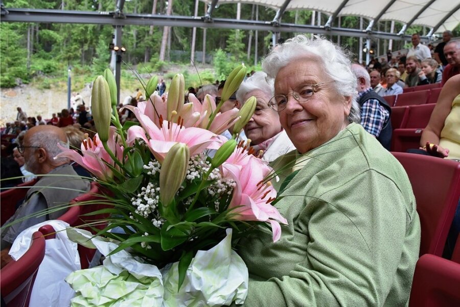 Heißmann und Rassau: Blumen für 86-Jährige - Anneliese Samek aus Markneukirchen wurde bei dem Auftritt des Komiker-Duos zum Geburtstag mit einem Blumenstrauß überrascht.