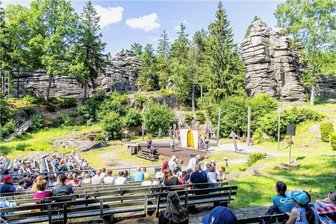 Heiterkeit und Lebenslust im Erzgebirge: Philharmonie startet Sommerkonzerte - Die Freilichtbühne an den Greifensteinen: Im Juli spielt die Philharmonie dort eines ihrer Sommerkonzerte.