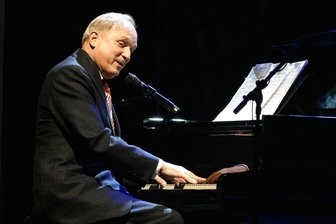 Heiterkeit und Standing Ovations: Wie Ulrich Tukur beim Zwickauer Publikum ankam - Sänger Ulrich Tukur am Flügel im Konzert- und Ballhaus „Neue Welt“ Zwickau. Später griff der Schauspieler und Autor auch noch zum Akkordeon. Sehr amüsant waren seine Ansagen und die teils schrägen Überleitungen, bei denen er viel improvisierte, wie er hinterher zugab.