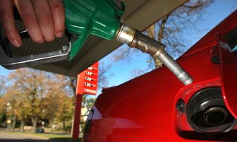 Heizölkunden müssen sich gedulden - 
              <p class="artikelinhalt">Schnell nochmal volltanken, bevor der Sprit womöglich wieder teurer wird. Wie hier an der Agip-Tankstelle in Hohenstein-Ernstthal haben viele Autofahrer diese Chance in den vergangen Tagen genutzt.</p>
            
