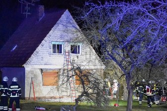 Heizdecke in Flammen - 81-Jähriger entkommt dem Feuer - Zu einem Wohnhausbrand ist es am Donnerstagabend in Neukirchen gekommen. 60 Feuerwehrleute waren im Löscheinsatz. 