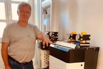Heizen mit Biogas: Projekt in Burkhardtsdorf abgeschlossen - Klaus Weinhold an der Heizungsanlage im ehemaligen Gasthof Sonne in Burkhardtsdorf. Dies ist das letzte von zahlreichen öffentlichen Gebäuden, die mit Biogas geheizt werden.