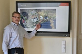 Heizen mit Holz: Wie der Zwickauer Energieerzeuger sich trotz Kritik zum Vorreiter aufschwingt - André Hentschel, Technischer Geschäftsführer der ZEV, zeigt den Standort des künftigen Werks auf dem Luftbild.
