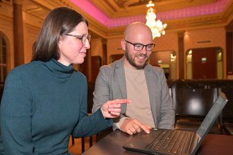 Heizen mithilfe von Abwasser? Erzgebirgsstadt prüft alternative Wärmequellen - Antje Fichtner, die im Stollberger Rathaus mit für die Stadtplanung zuständig ist, und Patrick Schönknecht vom Steinbeis Transferzentrum Energie- und Umwelttechnik. Das Unternehmen lotet das Potenzial für Wärmenetze in der Stadt aus.