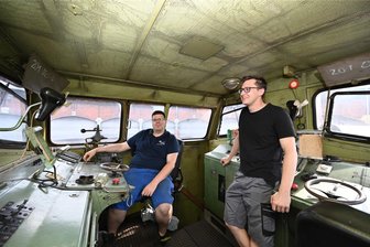 Heizhausfest in Hilbersdorf: Besondere Lokomotive auf der Drehscheibe - Für die Eisenbahnfans Johnny Ullmann und Maximilian Thieme, r., sind Führerstände wie in der V 100 Lieblingsplätze. Foto: Christof Heyden