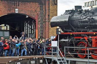Heizhausfest in Hilbersdorf: Chemnitzer Eisenbahner schüren bereits die Betriebstemperatur - Fotoshooting in Hilbersdorf mit der vereinseigenen Dampflok 50 3648, die derzeit einer Hauptuntersuchung unterzogen wird. Denoch bleibt sie zu Vorträgen ein Thema.