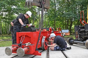 Heizhausfest in Hilbersdorf: Dampflok Luisa und die Highlights für Eisenbahnfans - Tonnenschwere Millimeterarbeit: Nach über dreijähriger Modernisierung haben die Schrauberfans mit dem Wiederaufbau der Feldbahndampflokomotive Spunterei vom Hersteller Hanomag begonnen. Bis zum Heizhausfest soll sie montiert sein.