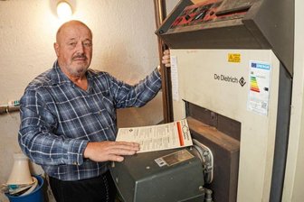 Heizkostenhilfe: So viel Geld erhalten Besitzer von Öl-, Holz- und Kohleheizungen - Roland Niklaus heizt sein Haus mit Öl. Der Rentner aus Frankenthal bei Bischofswerda hat sich die voraussichtliche Höhe der Härtefallhilfe ausrechnen lassen - und ist enttäuscht.
