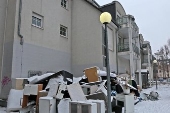 Heizlüfter statt funktionierender Heizung, Sperrmüll statt Winterdienst: Vivet-Insolvenz trifft Mieter in Zwickau - Im Hof des Eckhauses Leipziger Straße 133/Pölbitzer Straße 23 türmt sich der Sperrmüll. Ohne Heizung ist das Wohn- und Geschäftshaus auch.