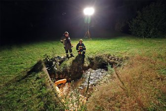 Heizöl-Alarm an Bach in Rödlitz und Lichtenstein: „Schaden am Haus noch gar nicht absehbar“ - Die Feuerwehr hat eine Ölsperre im Bach in der Nähe des Kindergartens errichtet.