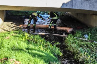 Heizölfilm auf Zschorlaubach im Erzgebirge entdeckt - Im Zschorlaubach wurden zwei Ölsperren installiert, um das Heizöl zu entfernen.