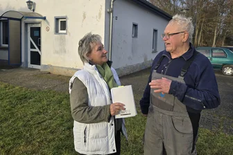 Heizung statt Holzofen: Spende macht Lauterbachs Treffpunkt zukunftsfähig - Bürgermeisterin Ines Liebald im Gespräch mit Klaus Ketscher, Seniorchef der Heizungsfirma.