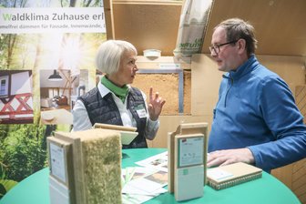Heizungsfragen auf der Chemnitzer Baumesse: Erst die Dämmung, dann die Technik - Anka Unger von der Firma Unger Diffutherm berät an ihrem Stand auf der Baumesse Christian Vogelgesang über ihre Dämmprodukte.