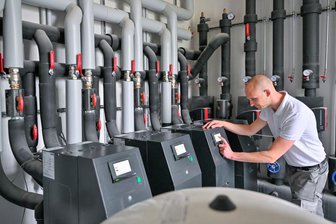 Heizungsgesetz: Harsche Kritik aus Sachsen - Das Gesetz soll unter anderem die Frage klären, ob sich Hausbesitzer eine Wärmepumpe anschaffen müssen, oder ob das Wohngebiet an ein Fernwärmenetz angeschlossen wird.
