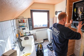 Heizungsgesetz: Was Eigentümer und Mieter jetzt wissen müssen - Moderne Gasthermen dürfen nach den Regierungsplänen auch nach 2029 noch betrieben werden: Allerdings muss dem Erdgas schrittweise ein klimaneutrales Gas beigemischt werden. So soll der Anteil zum Beispiel an Biomethan dann 2040 mindestens 60 Prozent betragen.