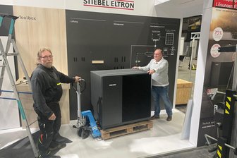 Heizungstausch, moderne Baustoffe und Sicherheit: Das steht bei der Baumesse in Chemnitz auf dem Programm - Innungsvorstand Uwe Bräutigam (r.) hilft bei den Aufbauarbeiten auf der Baumesse.