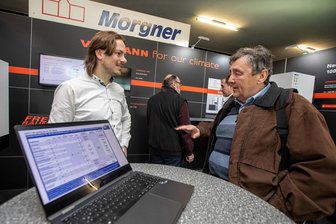 Heizungsthema auf der Baumesse in Plauen: „Die Verunsicherung ist noch da“ - Hausbesitzer Klaus Purrucker (rechts) aus Irfersgrün informiert sich am Stand von Viessmann über Heizungsanlagen. Verkaufsberater Philipp Thieme gibt Tipps zu Kosten und Technik.