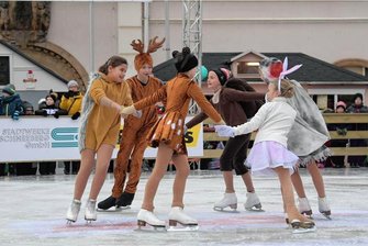 Helau auf den Eisbahnen in Chemnitz: Preis und Pfannkuchen für bestes Kostüm - Junge Eiskunstläufer des Chemnitzer Eislauf-Clubs sind ins Kostüm geschlüpft - jetzt beim Fasching können sich alle Besucher verkleiden.