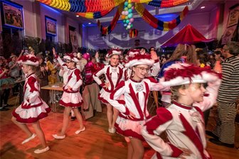 Helau zum 40. – Drei Vereine im mittleren Erzgebirge feiern närrischen Geburtstag - Mit dem Einzug von Elferrat und den Tanzgruppen begann die Jubiläumsveranstaltung am Samstagabend in der Marienberger Stadthalle.