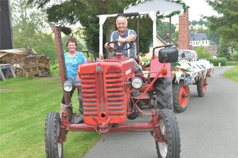 Helbigsdorf bereitet Festumzug vor - Die Helbigsdorfer bereiten sich auf ihr Dorfjubiläum vor. Im Bild Christel und Claus-Dieter Flade. Sie gestalten einen Wagen zur ehemaligen Ziegelei.
