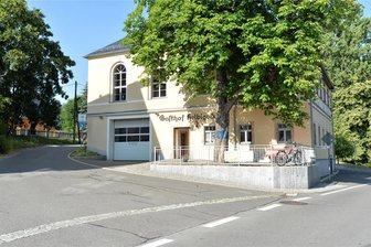 Helbigsdorf: So soll die neue Kastanie aussehen - Die über 100 Jahre alte Kastanie vor dem Gasthof Helbigsdorf war voriges Jahr noch prächtig anzusehen.
