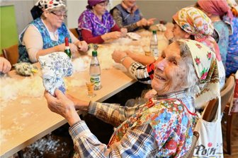 Helbigsdorf: Uromas vergessenes Hobby - vier Generationen beim Federnschleißen - Uroma Erika Mey aus Helbigsdorf (93 Jahre) hat viel Spaß beim Federnschleißen. 