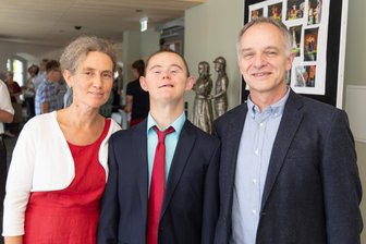 „Helden achten auf andere. Und sie helfen sich gegenseitig“: Erzgebirger erhalten Auszeichnung - Katja Seifert, Vereinsvorsitzende „Anna + Sascha“, Namensgeber Sascha und Thomas Kadenbach im Inklusionshotel.