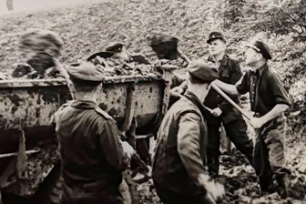Helden der Flut: Wie Schedewitz beim Jahrhundert-Hochwasser 1954 vor dem Untergang bewahrt wurde - Beim Hochwasser und den Aufräumarbeiten waren Armee, Polizei, Arbeiter und über 600 Angehörige der Kampfgruppen im Einsatz, unterstützt von unermüdlichen jungen Helfern.