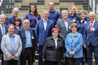 Helden des Vogtlandes ausgezeichnet - Gruppenfoto zur Preisverleihung des Social Awards: Die Preisträger sind Gerold Kny (3. von links), Christiane Liebers (rechts, vorn), Christa Süß (Mitte, vorn) und Jens Krüger (2. von links).