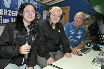„Helden für das Ehrenamt“: Wie ein Schulprojekt im Erzgebirge Jugendliche für Vereine begeistert - Detlef Süß vom EHV-TV-Team (re.) hat Lina Mürbe (li.) und Tim Herzog die Technik erklärt.