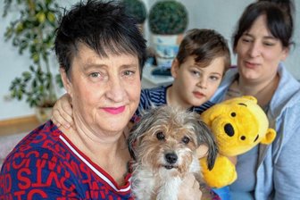 Heldin auf vier Pfoten rettet Familie in letzter Minute - Hündin Zoe, der wuschelige Yorkshire-Chihuahua-Mix hat Gabriela Argundogan (links) und deren Tochter Diana Bakic das Leben gerettet. Darüber ist Bakics Sohn Jaden (4) froh. Er war in der Brandnacht nicht im Haus.