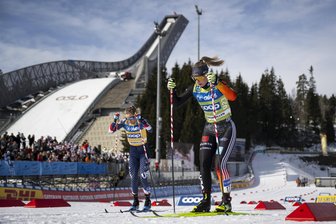 Helen Hoffmann - das Skilanglauf-Versprechen für die Zukunft: „Irgendwann möchte ich auch mal gewinnen“ - Helen Hoffmann läuft im Grünen Trikot der weltbesten U-23-Athletin beim Weltcup in Oslo Seite an Seite mit Jessie Diggins (USA), der weltbesten Skilangläuferin der zurückliegenden Weltcupsaison.