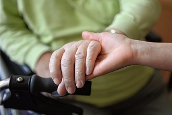Helfen: Glück für beide Seiten - Anderen zu helfen, empfinden viele Menschen als Glück.