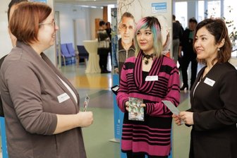 Helfer auf dem Weg ins neue Berufsleben - Aleta Haidari (rechts) ist Ende 2015 mit ihrer Tochter Bahare (Mitte) aus Afghanistan ins Erzgebirge gekommen. Bei ihrer beruflichen Integration hat ihnen Sozialpädagogin und Arbeitsmarktmentorin Sylvia Einenkel vom Christlichen Jugenddorfwerk aus Annaberg hilfreich zur Seite gestanden.