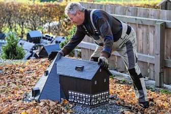 Helfer bauen Miniaturen in Schneeberg ab -