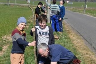 Helfer bringen 43 Bäume in die Erde - René Ziegenhagen pflanzt mit Janosch (li.) und Tom bei Städten einen Baum ein. 