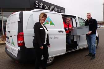 Helfer im Erzgebirge freuen sich über neues Fahrzeug - Katja Bruns und Nino Schubert von der Firma Schloz Wöllenstein sowie Tafelleiter Mike Schönfelder (Mitte) am neuen Mercedes-Benz-Transporter.