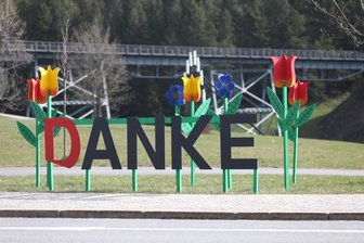 Helfer in Corona-Zeiten: Stadt Oberwiesenthal dankt in großen Lettern -
