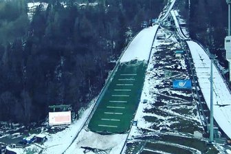 Helfer in der Not: Klingenthal rettet die Vierschanzentournee - Die Paul-Außerleitner-Schanze inBischofshofen am Dienstagmittag. Den Organisatoren steht viel Arbeit bevor.